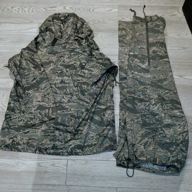 Official Military Rain Jacket And Trousers. Hunting Parka Camouflaged Rainsuit Official Military Rain Jacket And Trousers. Hunting Parka Camouflaged Rainsuit