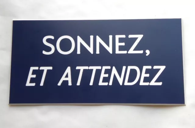 plaque gravée SONNEZ, ET ATTENDEZ (2 versions)  format 150 x 75 mm