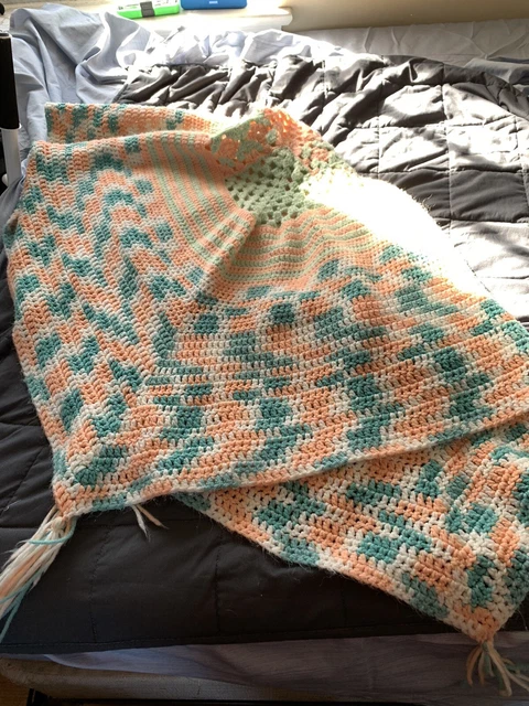"Manta de ganchillo hecha a mano verde melocotón afgano blanca 74""x46"""