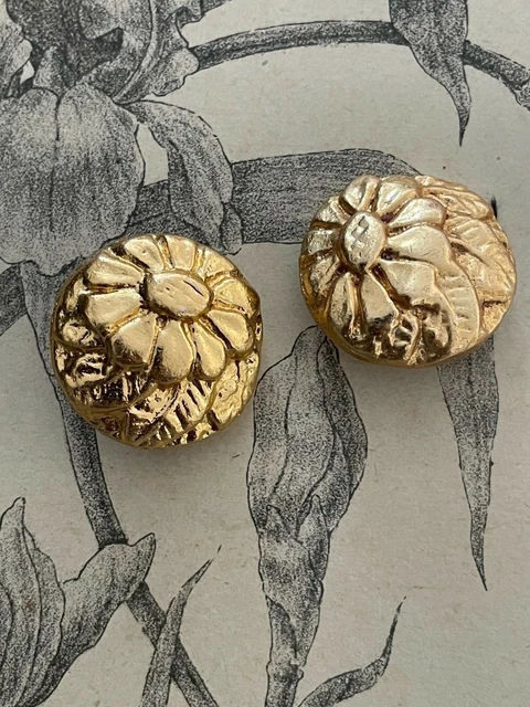 2 boutons anciens en métal doré à décor de fleurs - Marguerite - Vintage Couture