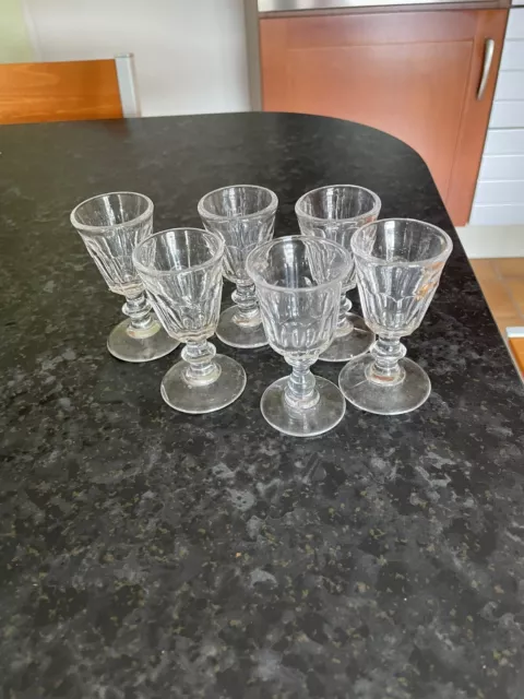 6 Petits Verres à Liqueur Anciens en Verre Moulé du 19eme