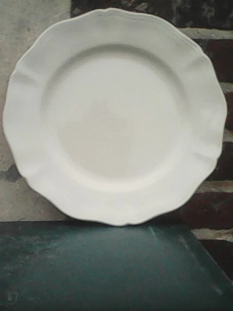 Assiette Plate  Sarreguemines Ivoire. Diametre 25,5 Cm. Tres Bon Etat.