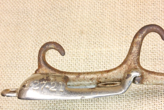 4 Coat Hooks Clothes Hanger Fold Up Arm Old Laundry Bath Vintage 1921 Patent 15