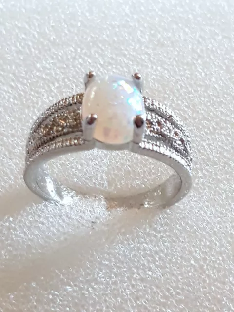 Superbe bague plaqué or rhodié sertie d'une opale reconstituée  T 61