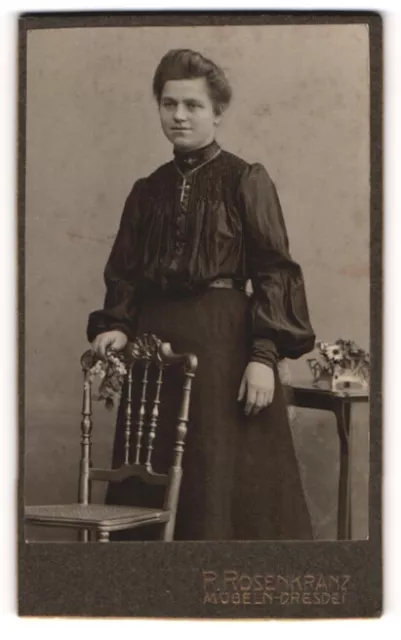 Fotografie R. Rosenkranz, Dresden-Mügeln, Portrait Fräulein in schwarz mit Kruz