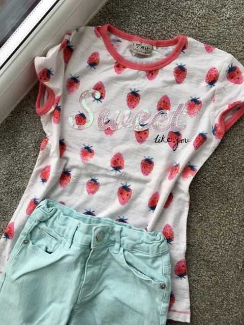 Splendida T-Shirt Next fragola e jeans strappati Zara di zecca età 8