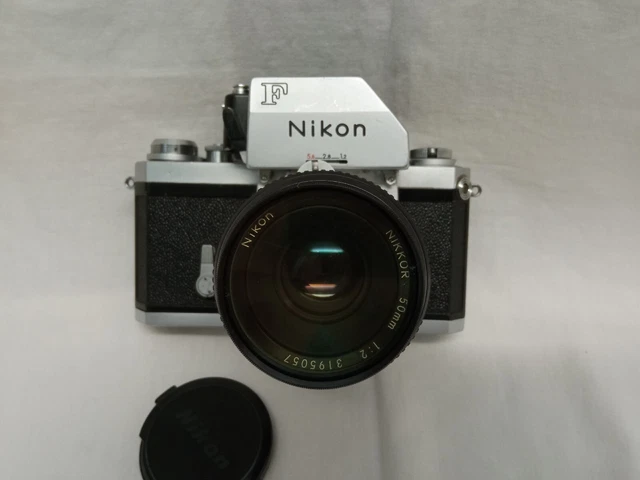 Macchina fotografica a pellicola Nikon F con obiettivo Nikkor f/2 50mm