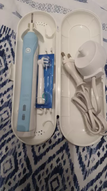 Oral-B Pro 600 CrossAction Electric Toothbrush - FULLY WORKING