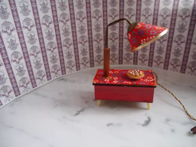 Tisch mit Lampe funktioniert 50er J.Puppenhaus Puppenstube 1:12 dollhouse