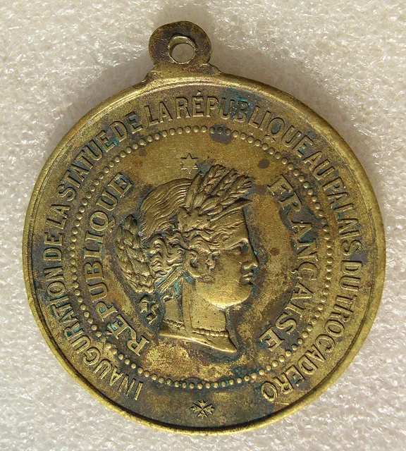 Médaille-broche Vintage La Parisienne – Exposition Universelle 1900 Par DROPSY