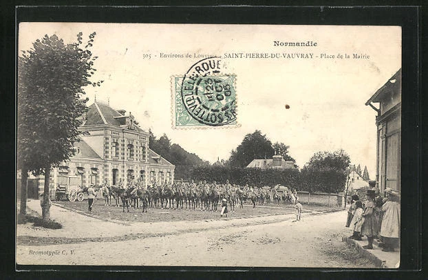 CPA Saint-Pierre-du-Vauvray, Place de la Mairie, general view with Hotel de Vil