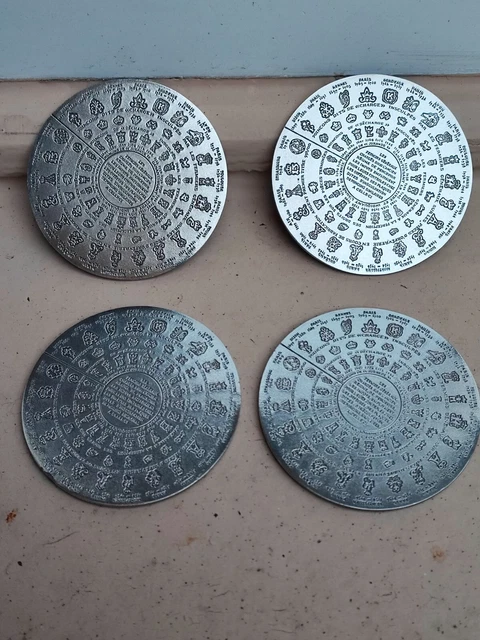 Dessous de plat ou de bouteille Christofle en métal argenté modèle Fermiers Généraux Dessous de plat ou de bouteille Christofle en métal argenté modèle Fermiers Généraux