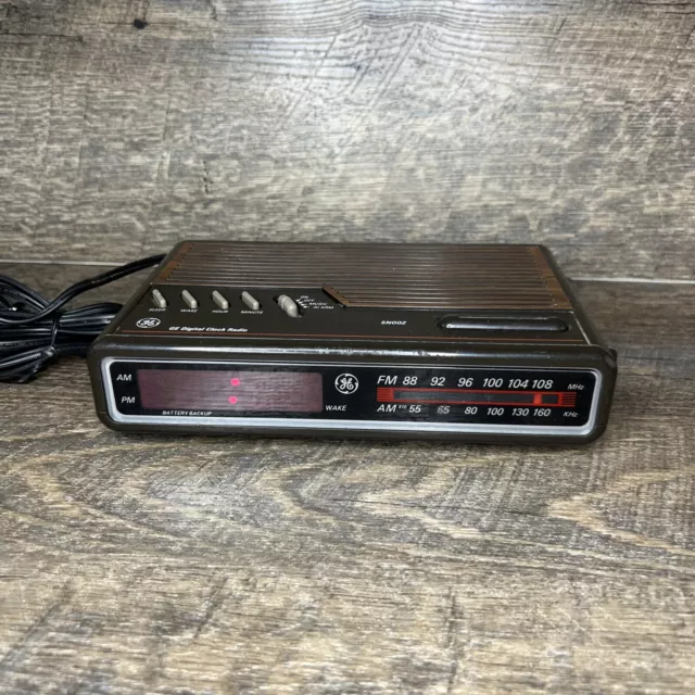 WORKING Vintage GE Model 7-4612A Woodgrain Digital Alarm Clock Radio AM/FM D1