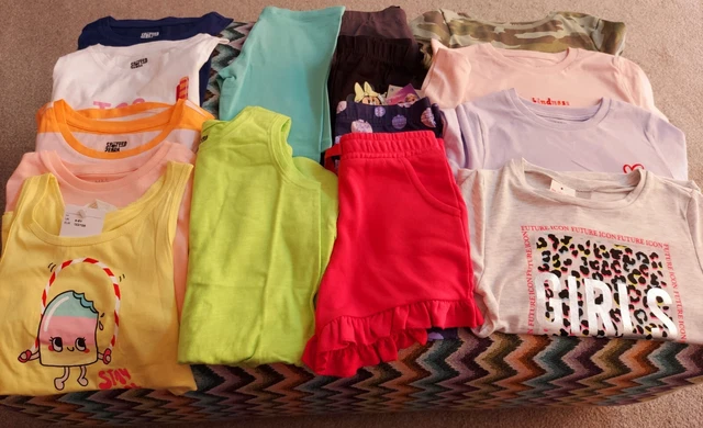 Grande pacchetto di pantaloncini e magliette per ragazza età 6-7 nuovi senza etichette. 15 articoli.