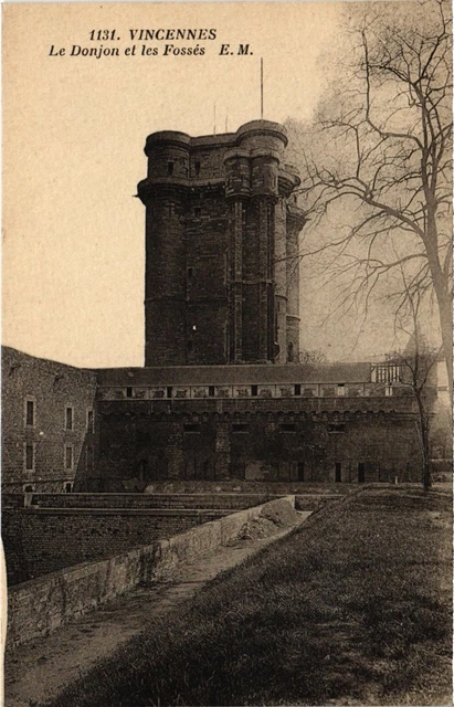 CPA Vincennes Le Donjon et les Fosses (1346943)