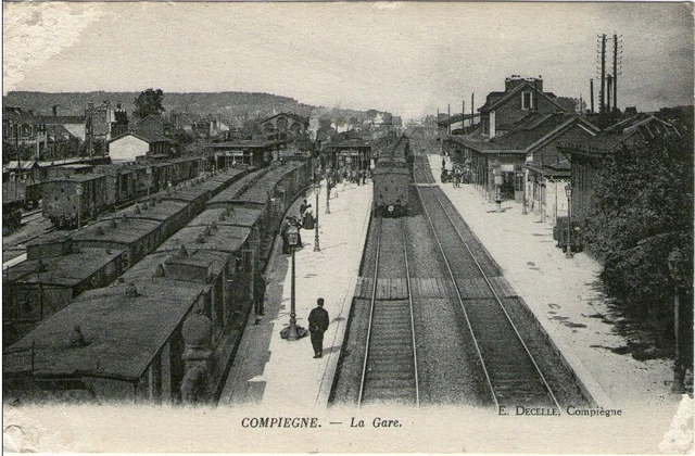K16 / Dept 60 Cpa Compiegne La Gare Le Chef De Gare Le Train Voyage See Back