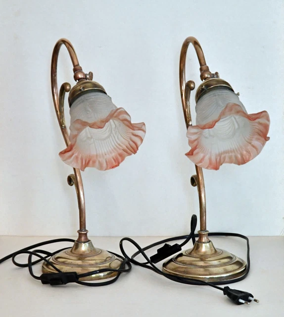 Paire de lampes de chevet ou de table anciennes en laiton avec abat-jour plissé blanc - En vente sur France