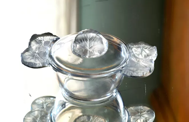 Lalique France. Bol à bouillon, modèle « Honfleur », en cristal clair et satiné.