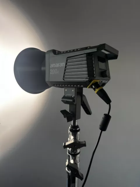 Luz de video LED de luz diurna Aputure Amaran 200d 5600K fuente puntual - montaje Bowens