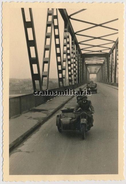 Orig. Foto Kradmelder m. Motorrad auf Rhein Brücke