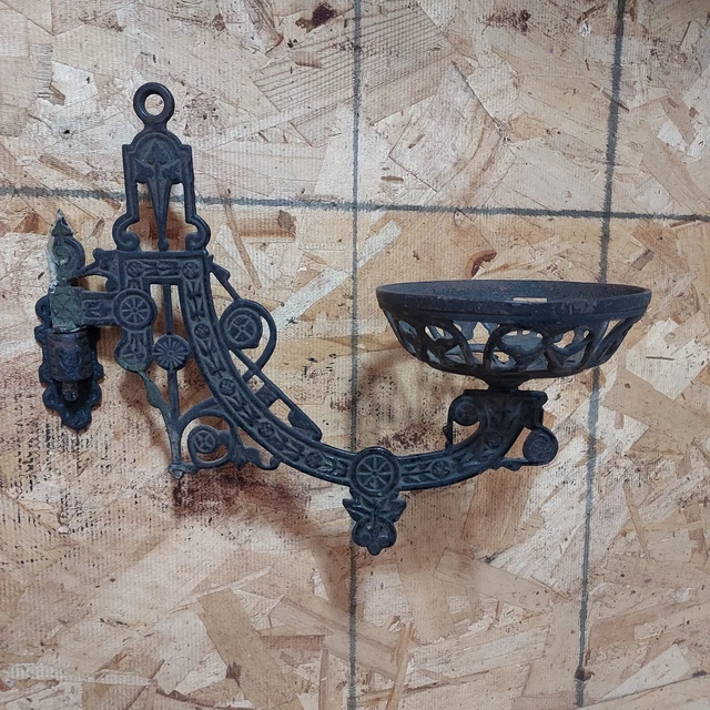 ANTIQUE CAST IRON Wall Mount Kerosene Oil Lamp Holder and MOUNT plant