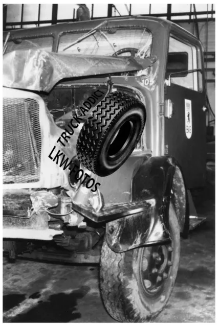 OLDTIMER KRAFTVERKEHR LKW Foto DDR, IFA S4000-1, Unfall Tankwagen, BVG