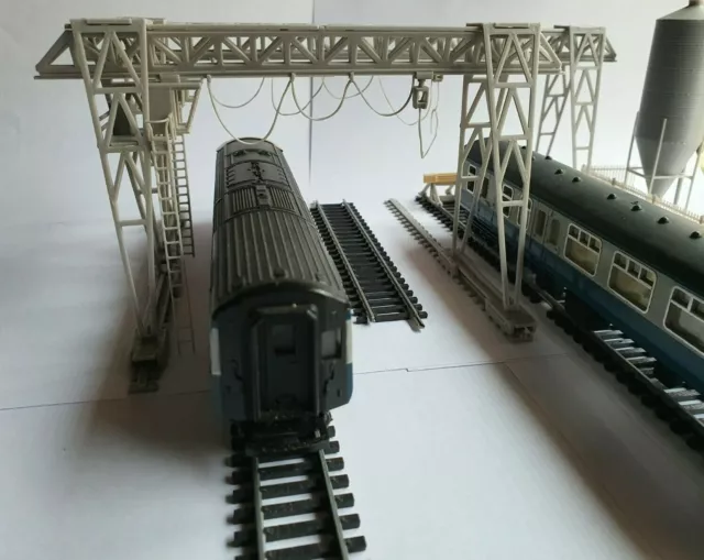Model Railway Yard Cargo Crane 2-3 Track - Posable 1.76 OO Gauge (Two Types)