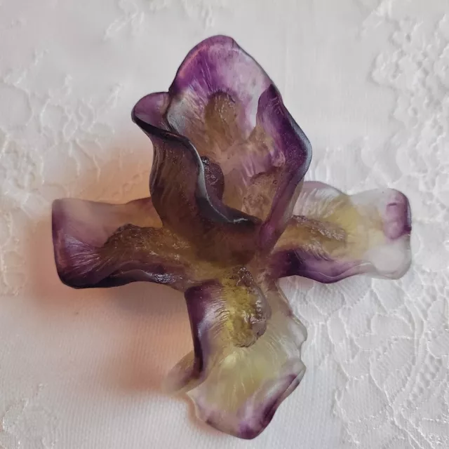 fleur iris , Daum , pâte de verre , signé Daum France , 11cm x 4 cm poids 205 gr