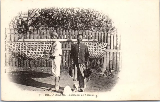 MADAGASCAR - Deux marchands de volailles.