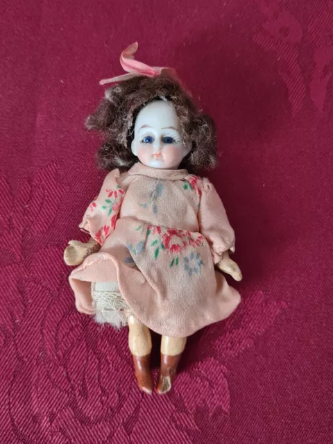 Petite poupée ancienne en porcelaine - mignonnette