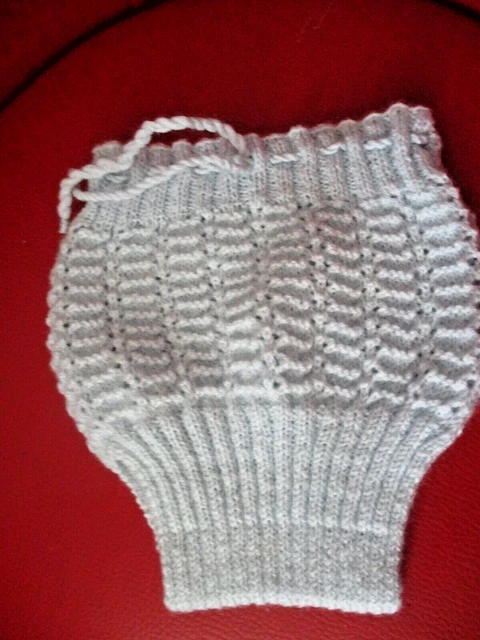 Brassière bébé cache coeur naissance, layette tricotée main en laine