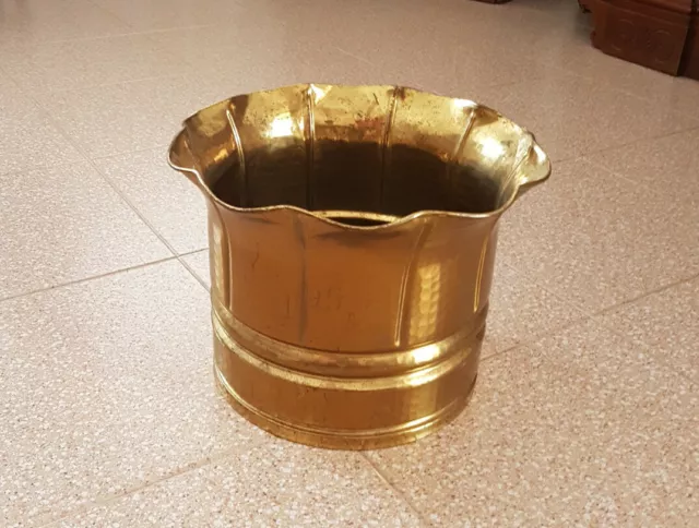 Vaso in ottone lavorato a mano