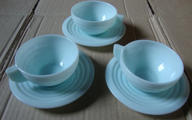 3 Tasses et sous tasses vintage en opaline bleu Arcopal
