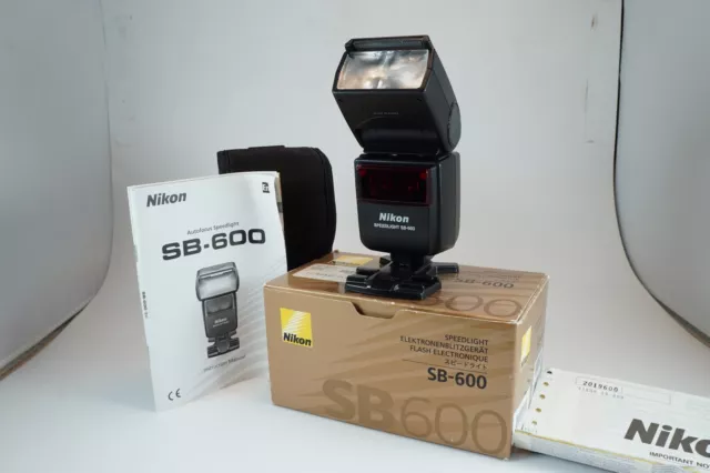 Nikon Speedlight SB-600 Shoe Mount Flash w/ Case ,Stand ,Box, and all paperwork