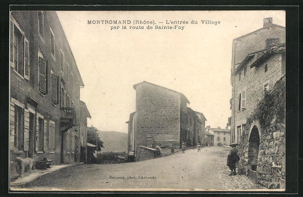 CPA Montromand, L´entrée du Village par la route de Sainte-Foy