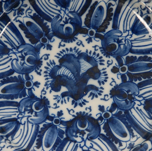 18th century Delft Dish Lampetkan Dutch Delftware blue White Cabinet plate 3