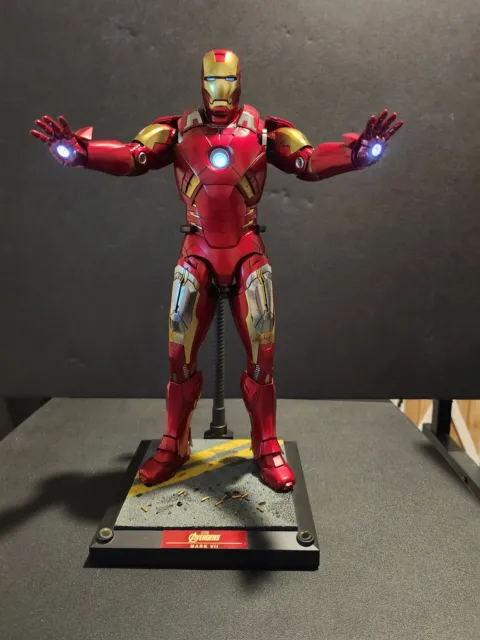 Hot Toys Marvel's Avengers Collector Edition Iron Man Mark VII 1/6 Scale Figure