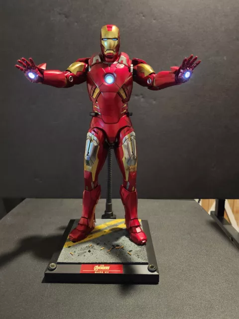 Hot Toys Marvel's Avengers Collector Edition Iron Man Mark VII 1/6 Scale Figure