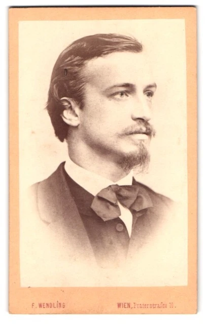 Fotografie F. Wendling, Wien, Praterstr. 10, Mann im Anzug mit Fliege und Ziege
