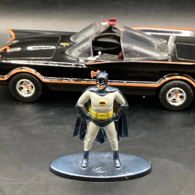 JADA TOYS CLASSIC TV Series 1966 Batmobile & Batman (98259) EUR 50,87