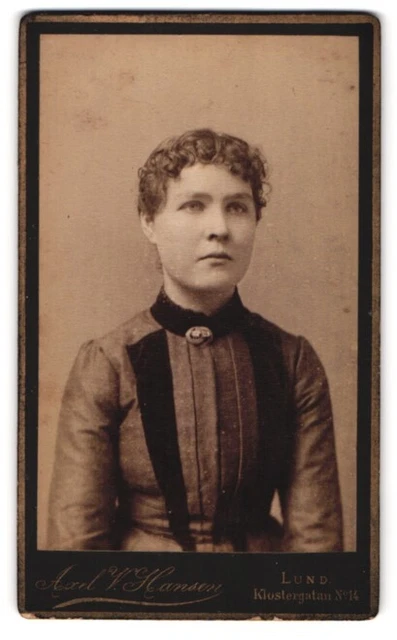 Fotografie Axel V. Hansen, Lund, Portrait junge Dame im Kleid mit Kragenbrosche