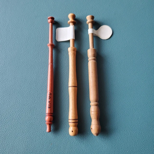 Tres bobinas de encaje de madera - varias