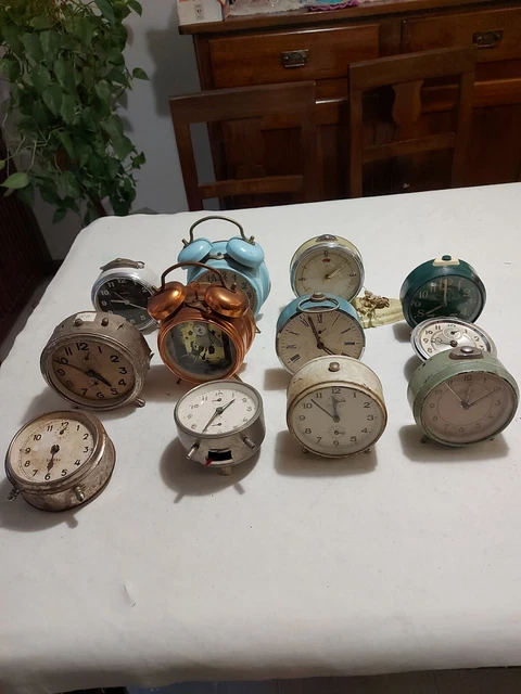 lotto n 5  sveglie per  pezzi di ricambio o revisione recupero  vintage .