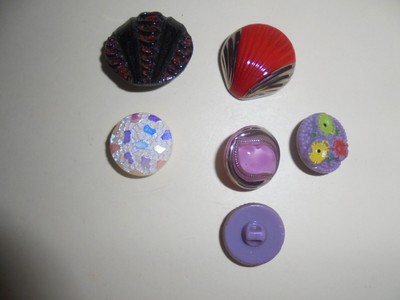 4boutons anciens en pvc dessin comme un dragon joli pas communs 
