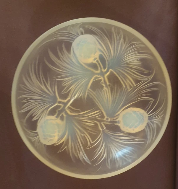 VERLYS, jolie coupe en verre pressé moulé opalescent, modèle "Les pins"
