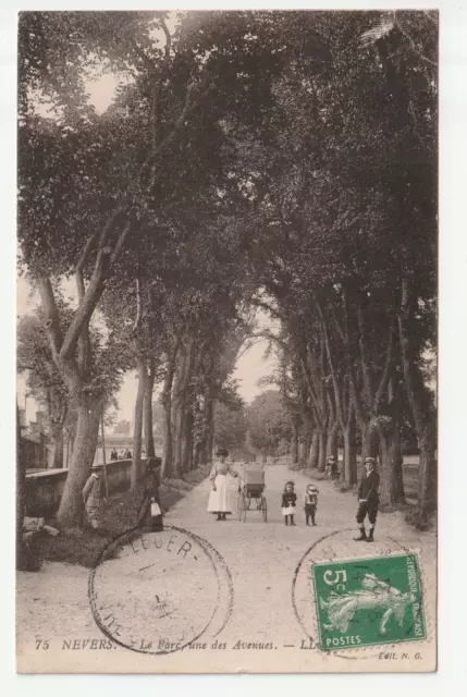 NEVERS - Nievre - CPA 58 - une des avenues du Parc Nounou au landau & enfants