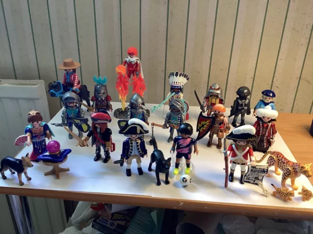 Lot vingt trois figurines Playmobil