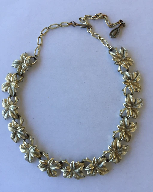 joli collier vintage avec perles d'opalines et bois