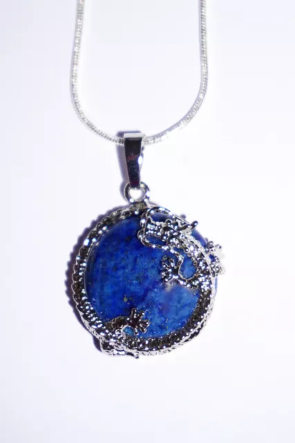 Silberkette mit verziertem Lapislazuli-Anhänger