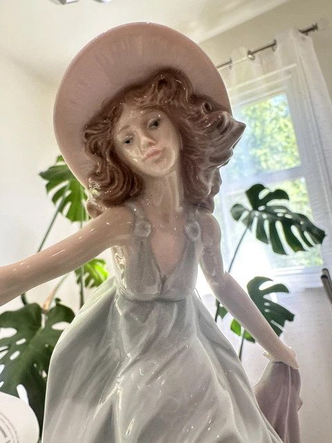 Lladro Figurine, May Dance, 5662 af For Restoration needs repair